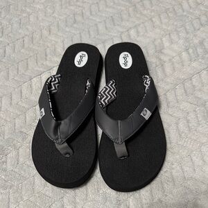 NWOT Flöopi Black and Gray Women's Sandals